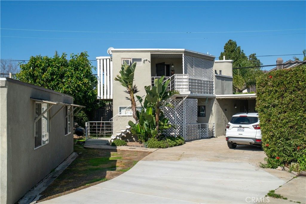 Image 3 of property listing at 1124 Victoria, Costa Mesa, CA 92627