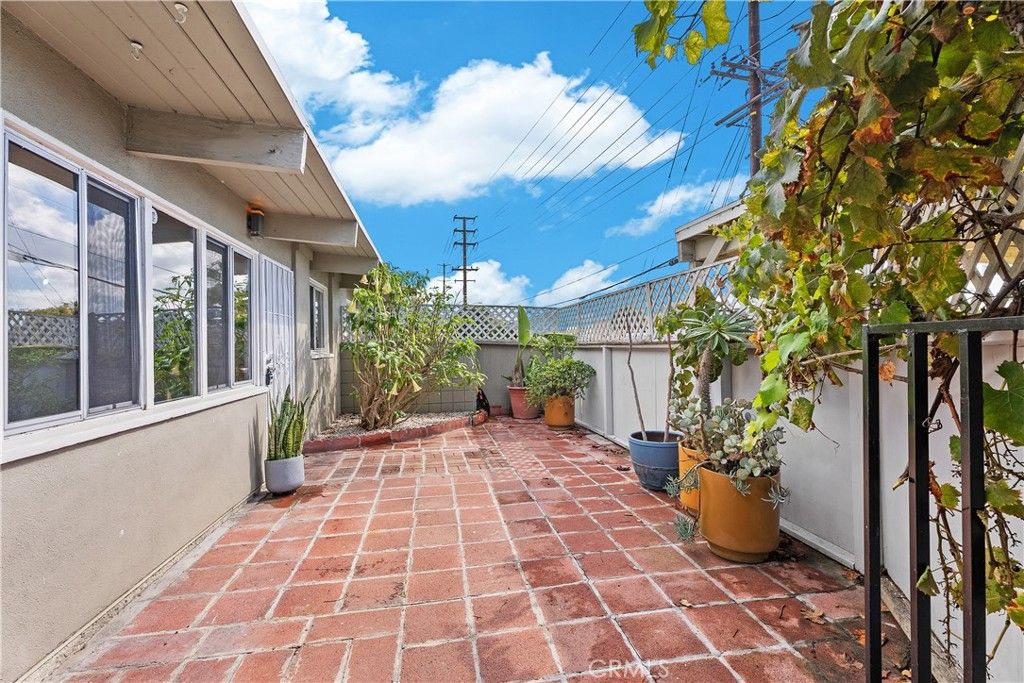 Image 7 of property listing at 1124 Victoria, Costa Mesa, CA 92627