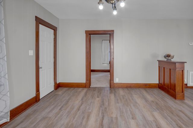 1017 N High St, Newton, KS 67114