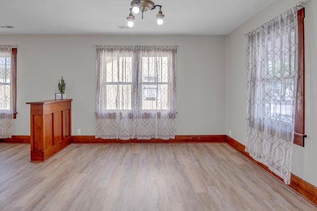 1017 N High St, Newton, KS 67114