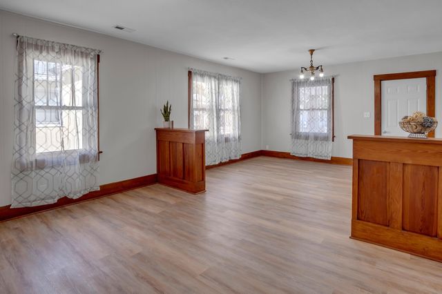 1017 N High St, Newton, KS 67114