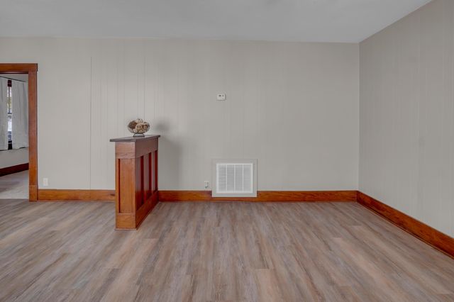 1017 N High St, Newton, KS 67114