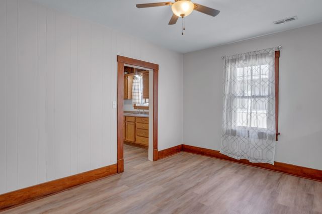 1017 N High St, Newton, KS 67114