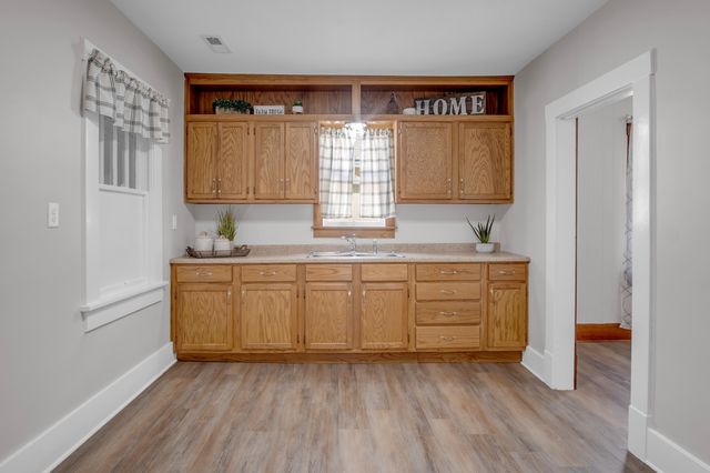 1017 N High St, Newton, KS 67114