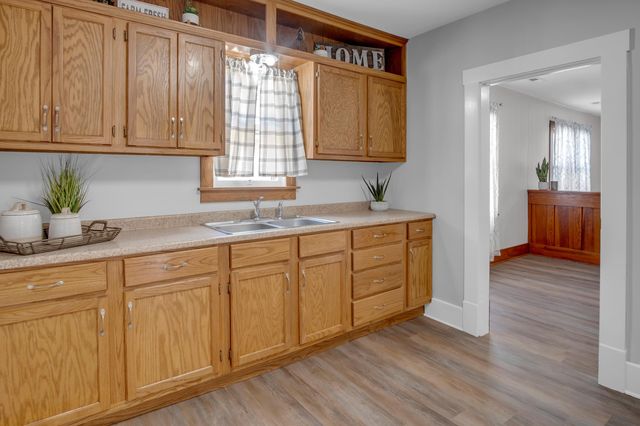 1017 N High St, Newton, KS 67114