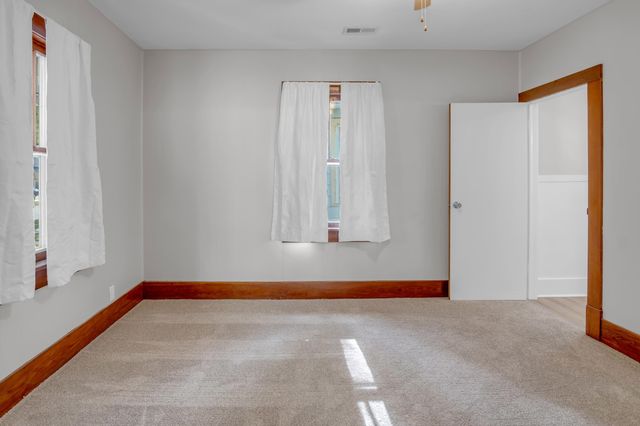 1017 N High St, Newton, KS 67114