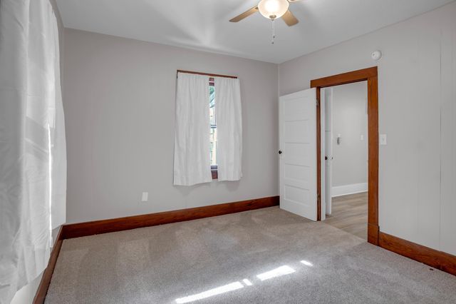 1017 N High St, Newton, KS 67114