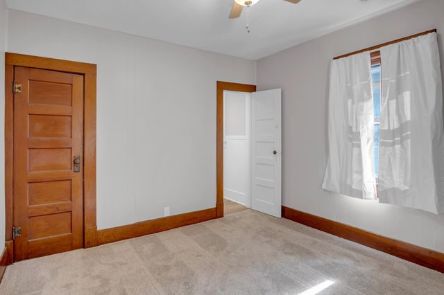 1017 N High St, Newton, KS 67114