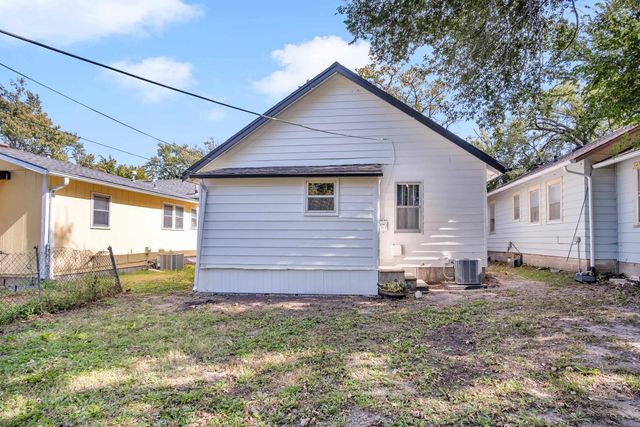 1017 N High St, Newton, KS 67114