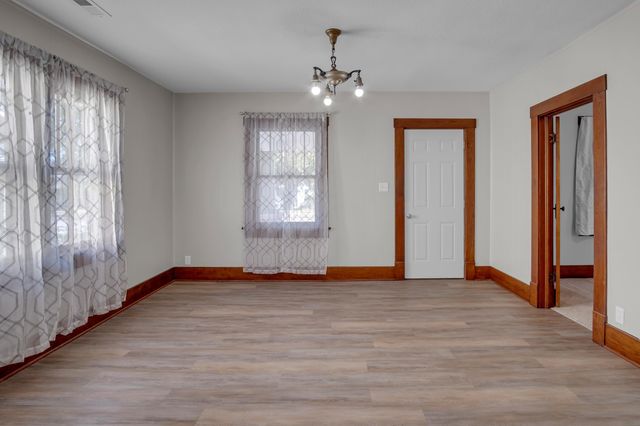 1017 N High St, Newton, KS 67114