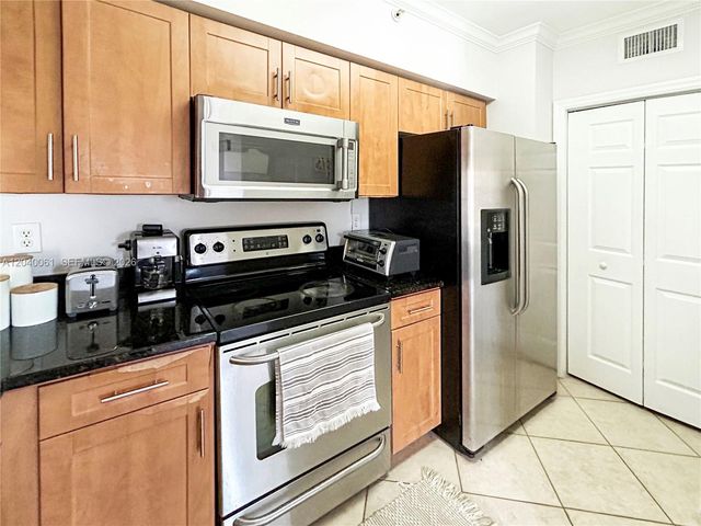 6458 Emerald Dunes Drive 303, West Palm Beach, FL 33411