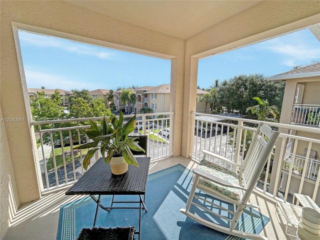 6458 Emerald Dunes Drive 303, West Palm Beach, FL 33411