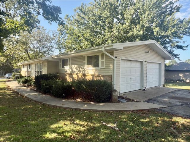 124 Hillcrest Drive, Nevada, MO 64772