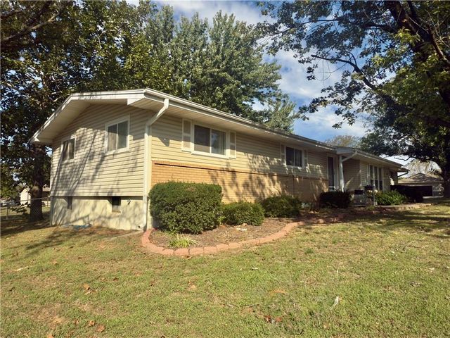 124 Hillcrest Drive, Nevada, MO 64772