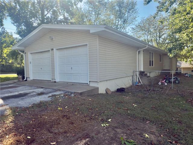 124 Hillcrest Drive, Nevada, MO 64772