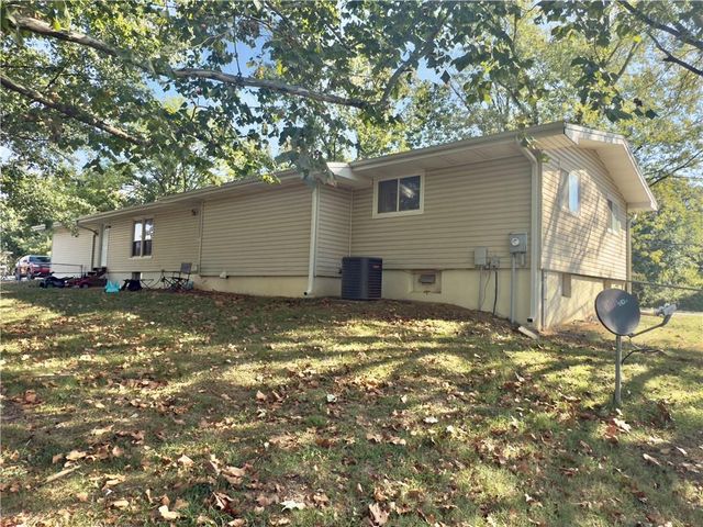 124 Hillcrest Drive, Nevada, MO 64772