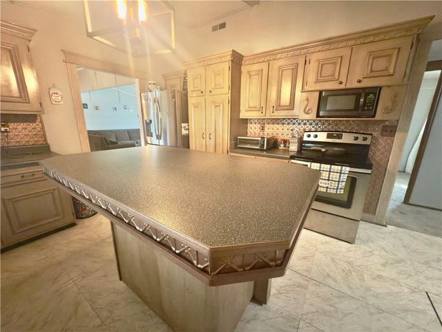 124 Hillcrest Drive, Nevada, MO 64772