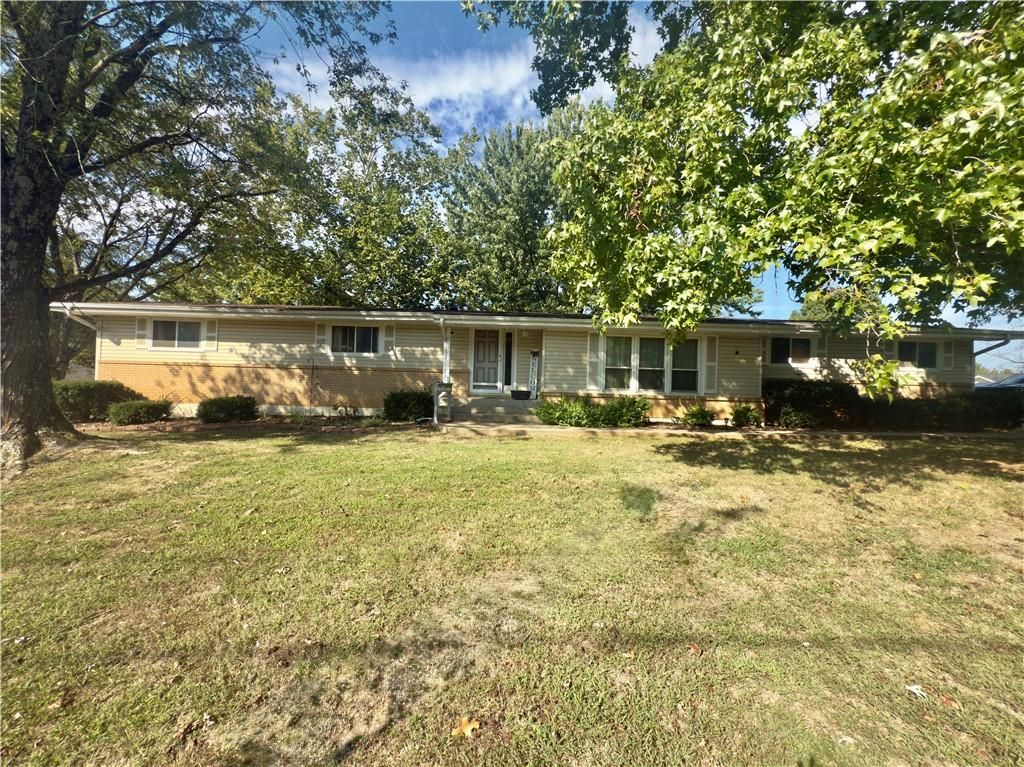 124 Hillcrest Drive, Nevada, MO 64772