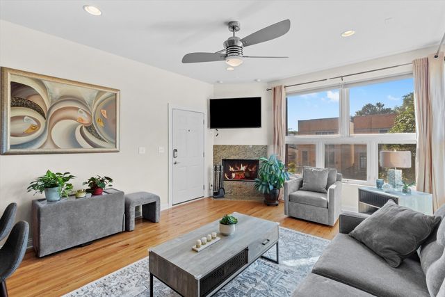 450 E Bowen Avenue 2W, Chicago, IL 60653