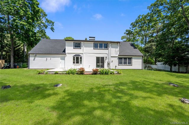 26 Halfcircle Drive, Holbrook, NY 11741