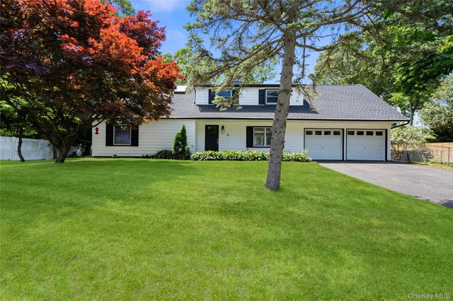 26 Halfcircle Drive, Holbrook, NY 11741