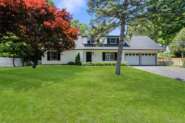 26 Halfcircle Drive, Holbrook, NY 11741