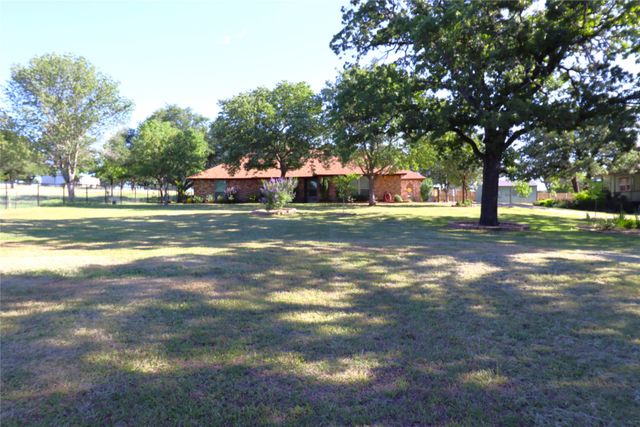 215 Younger Ranch Road, Azle, TX 76020