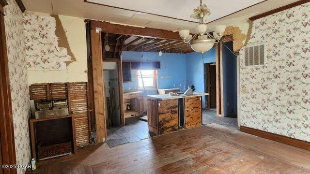 111 W Walnut Street, Columbus, KS 66725