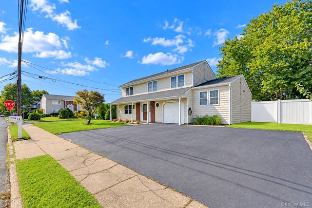 11 Palm Street, Central Islip, NY 11722