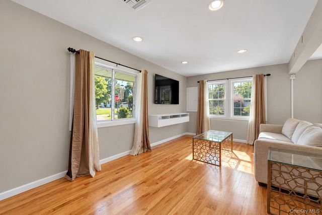 11 Palm Street, Central Islip, NY 11722