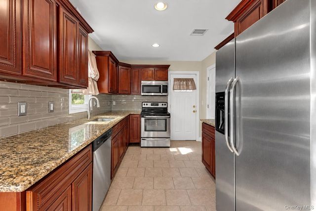 11 Palm Street, Central Islip, NY 11722