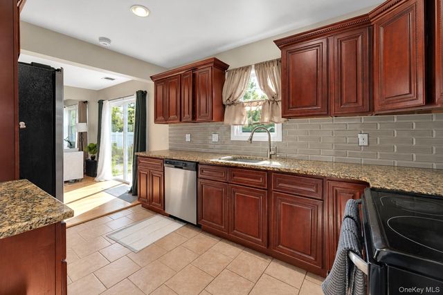 11 Palm Street, Central Islip, NY 11722
