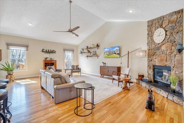 390 Stoneledge DR, Roanoke, VA 24019