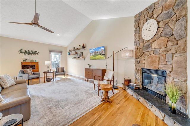 390 Stoneledge DR, Roanoke, VA 24019