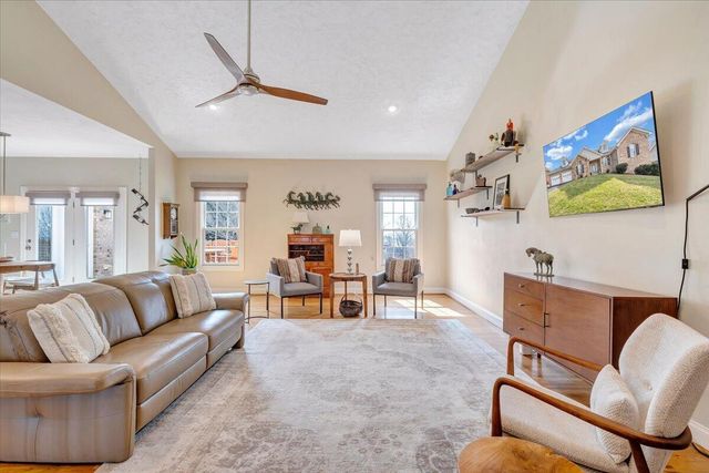 390 Stoneledge DR, Roanoke, VA 24019