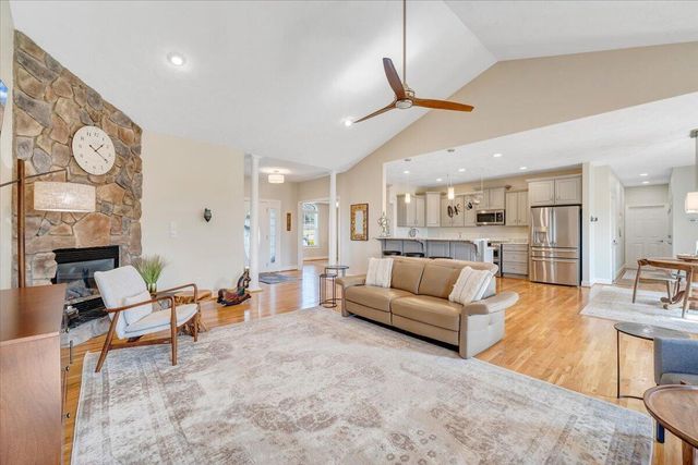 390 Stoneledge DR, Roanoke, VA 24019