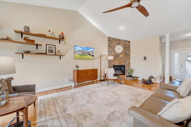 390 Stoneledge DR, Roanoke, VA 24019