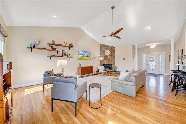 390 Stoneledge DR, Roanoke, VA 24019