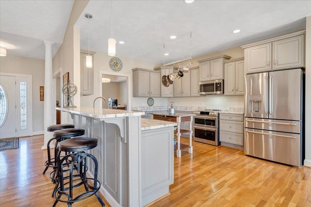 390 Stoneledge DR, Roanoke, VA 24019