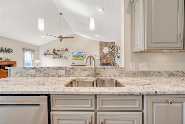 390 Stoneledge DR, Roanoke, VA 24019