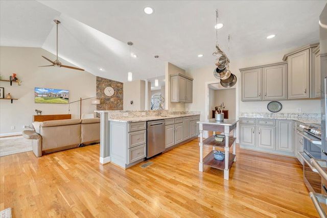 390 Stoneledge DR, Roanoke, VA 24019