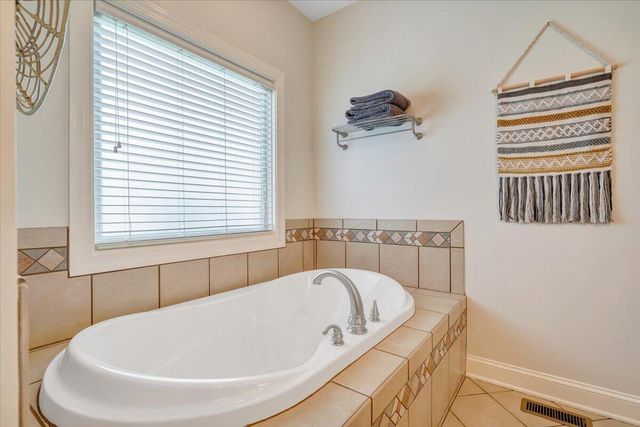 390 Stoneledge DR, Roanoke, VA 24019