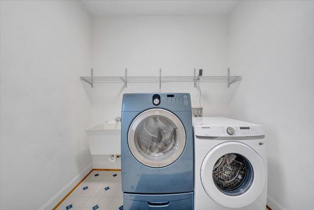 390 Stoneledge DR, Roanoke, VA 24019