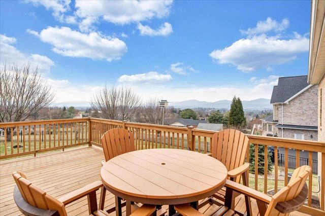 390 Stoneledge DR, Roanoke, VA 24019