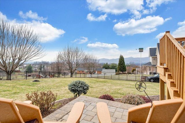 390 Stoneledge DR, Roanoke, VA 24019