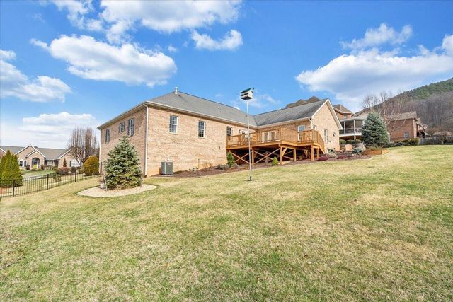 390 Stoneledge DR, Roanoke, VA 24019