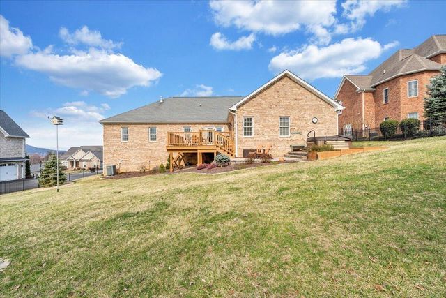 390 Stoneledge DR, Roanoke, VA 24019