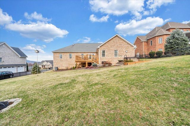 390 Stoneledge DR, Roanoke, VA 24019
