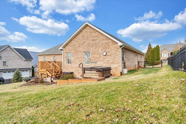 390 Stoneledge DR, Roanoke, VA 24019