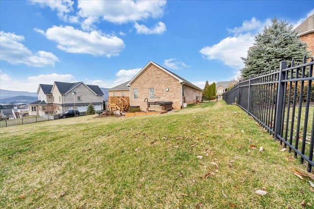 390 Stoneledge DR, Roanoke, VA 24019